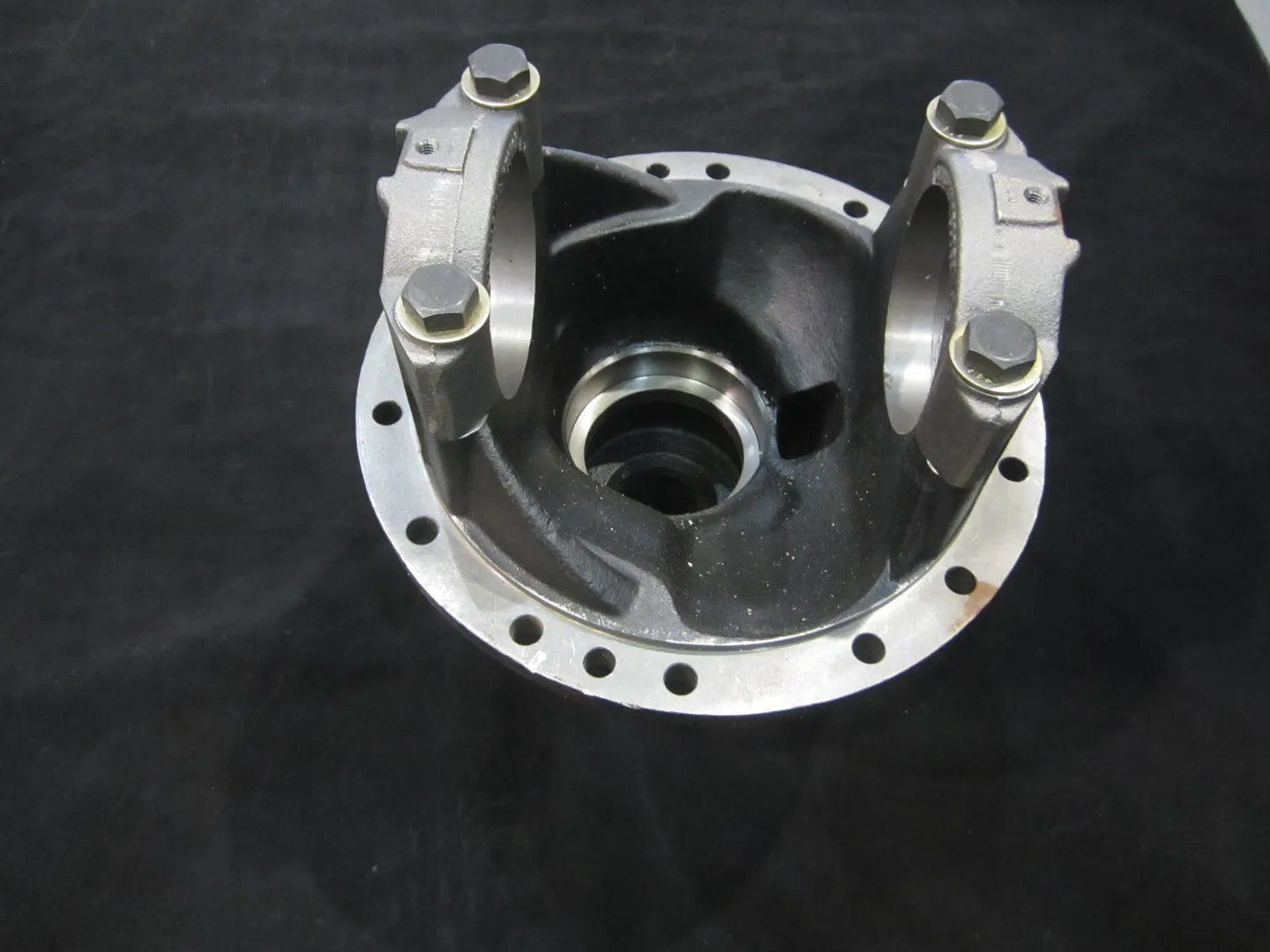 JLG Part # 10732976 – Carrier & Cap