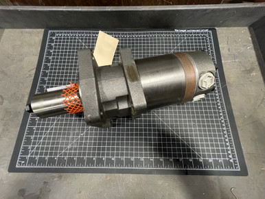 900-3906-29: Motor, Hyd White Dt Top 2-1/4 Str Shaft See Notes